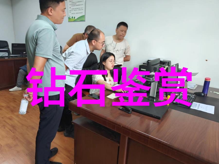 如何通过色泽来判断冰种翡翠的质量